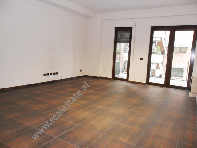 Zyre moderne me qera prane Gardes se Republikes ne Tirane (TRR-1115-68b)