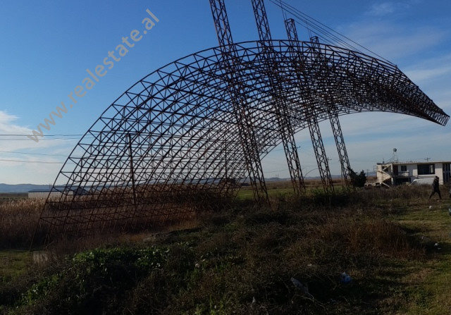 Toke dhe pike karburanti per shitje ne autostraden e Lushnjes (LUS-216-1b)
