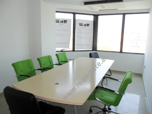 Zyre me qera ne bulevardin Deshmoret e Kombit ne Tirane (TRR-916-9b)
