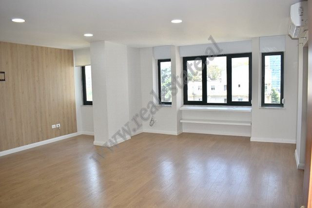 Apartament 3 + 1 per zyra pas kullave binjake ne Tirane