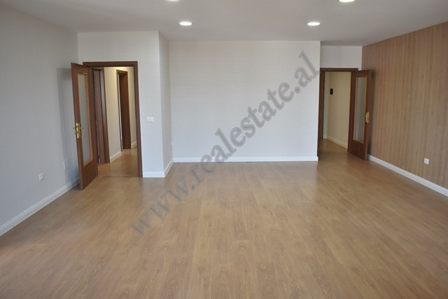Apartament 3 + 1 per zyra pas kullave binjake ne Tirane thumbnail 2