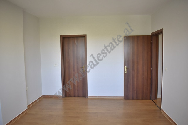 Apartament 3 + 1 per zyra pas kullave binjake ne Tirane thumbnail 3