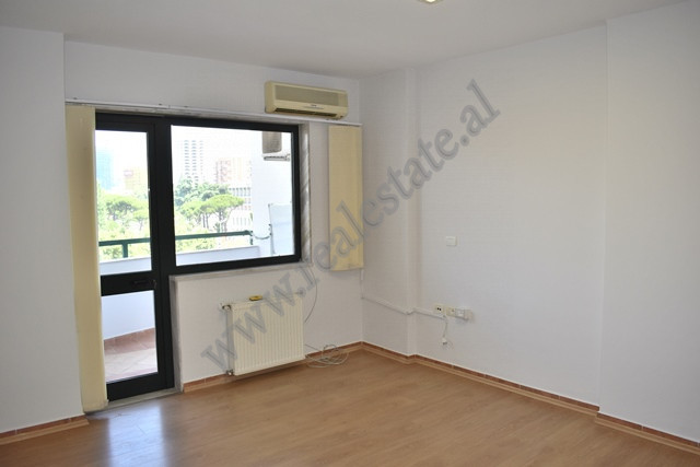 Apartament 3 + 1 per zyra pas kullave binjake ne Tirane thumbnail 4