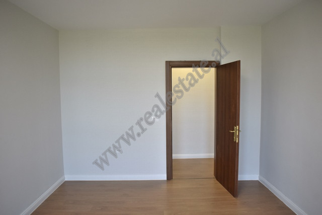 Apartament 3 + 1 per zyra pas kullave binjake ne Tirane thumbnail 5