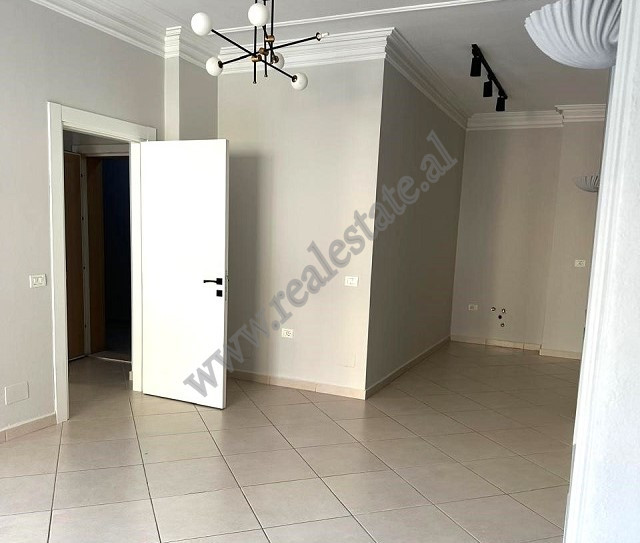 Ambient zyre me qira prane zones se Komunes se Parisit ne Tirane