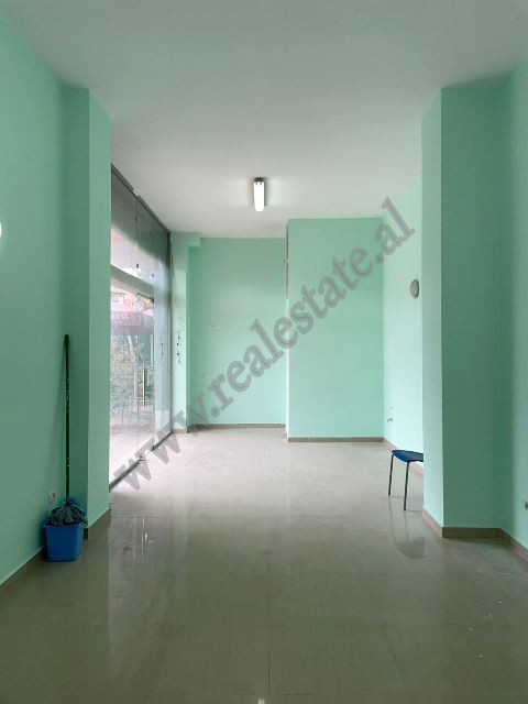 Ambient tregtar per qira prane rruges Barrikadave ne Tirane