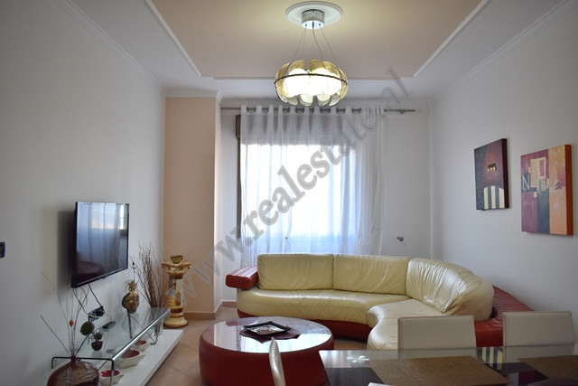 Ambient zyre me qira prane sheshit Skenderbej ne Tirane