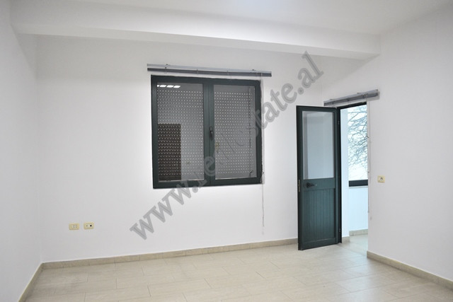 Zyre me qira ne rrugen Vllazen Huta ne Tirane
