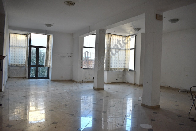 Ambient zyre me qira prane fillimit te rruges se Kavajes ne Tirane
