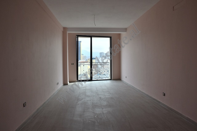 Ambient zyre me qira prane rruges se Durresit ne Tirane