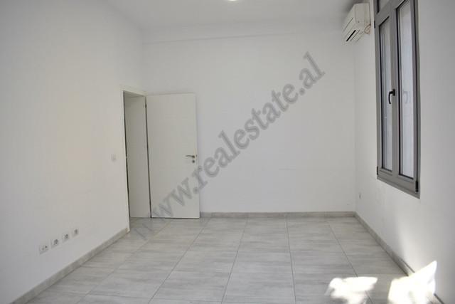 Zyre me qira ne rrugen e Dibres ne Tirane