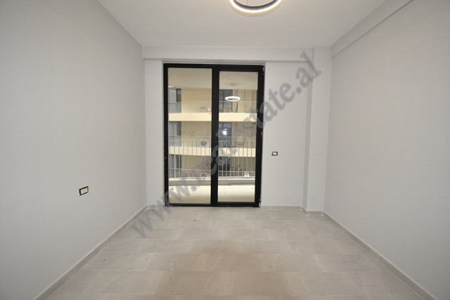 Ambient zyre me qira prane rruges se Durresit ne Tirane