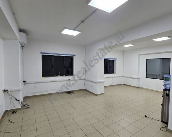 Ambient zyre me qira ne Sheshin Avni Rustemi ne Tirane