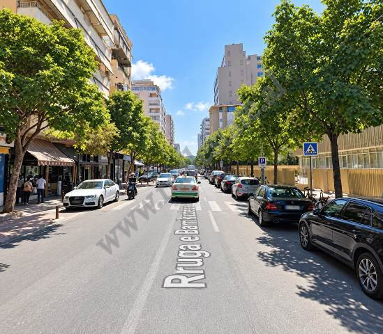 Truall per shitje ne rrugen e Barrikadave ne Tirane