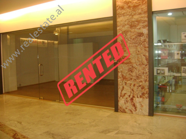 Ambjent biznesi me qera ne rrugen Abdi Toptani ne Tirane (TRR-614-36j)