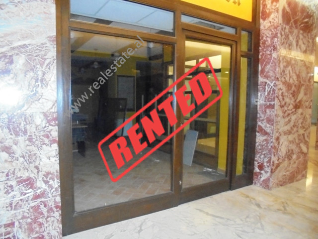 Ambjent biznesi me qera ne Qender te Tiranes (TRR-1114-27j)