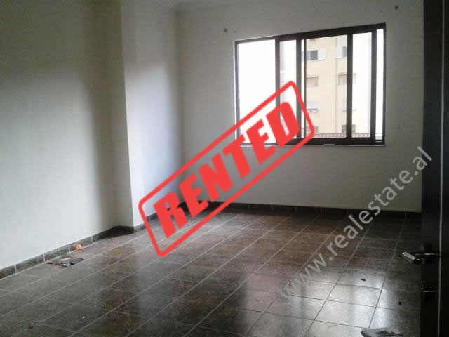 Ambjent per zyra me qera ne zonen e ish-Bllokut ne Tirane (TRR-215-43m)