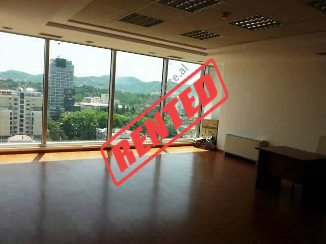 Zyre me qera prane bulevardit Deshmoret e Kombit ne Tirane (TRR-1114-49b)