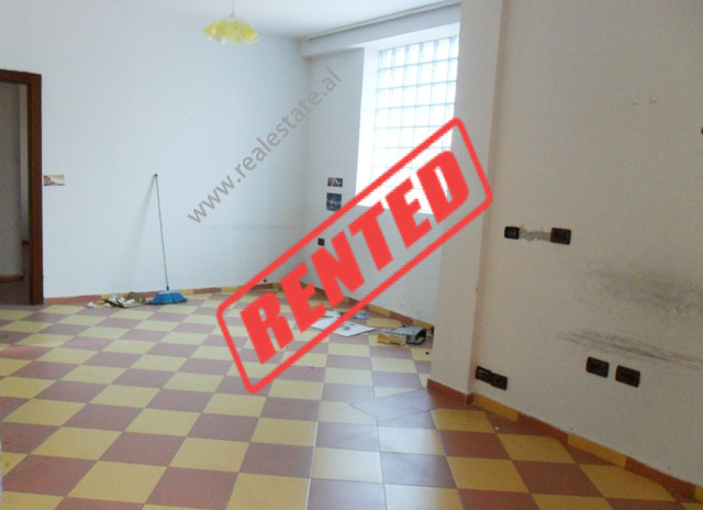 Zyre me qera ne rrugen e Barrikadave ne Tirane (TRR-815-22b)