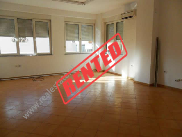 Ambjent per zyre me qera prane stadiumit Qemal Stafa ne Tirane (TRR-1215-12b)